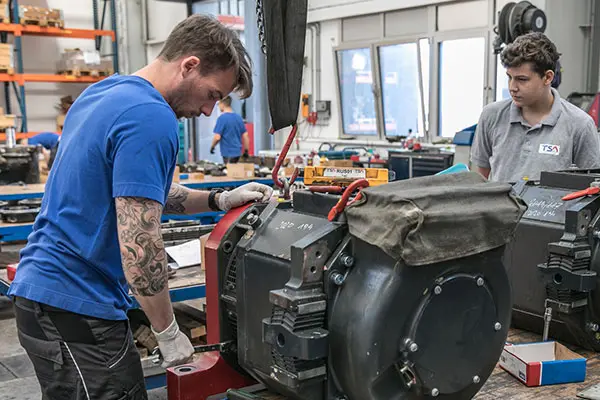 TSA-Mitarbeiter bei der Servicearbeit an einem Traktionsmotor