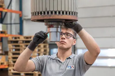 Mitarbeiter in der Produktion an einem Statorpaket