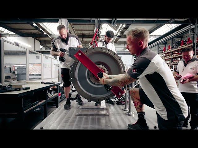 Zwei Mitarbeiter bei der Montage