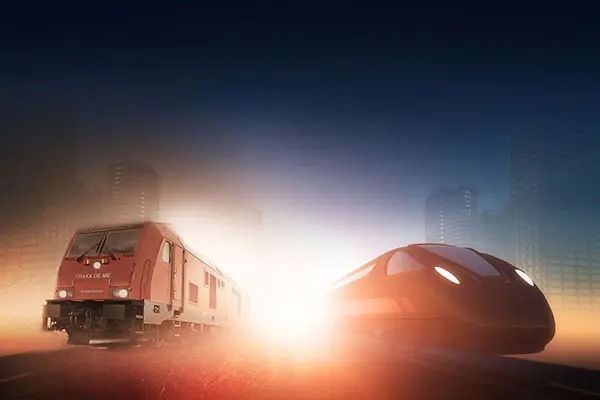 Lokomotive und Straßenfahrzeug im Morgenlicht